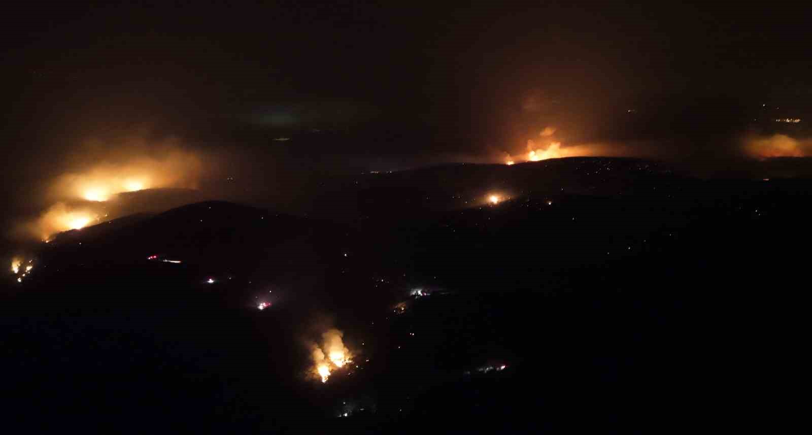 G&ouml;zlerini kırpmadan alevlerle m&uuml;cadele i&ccedil;in koşuşturuyor
