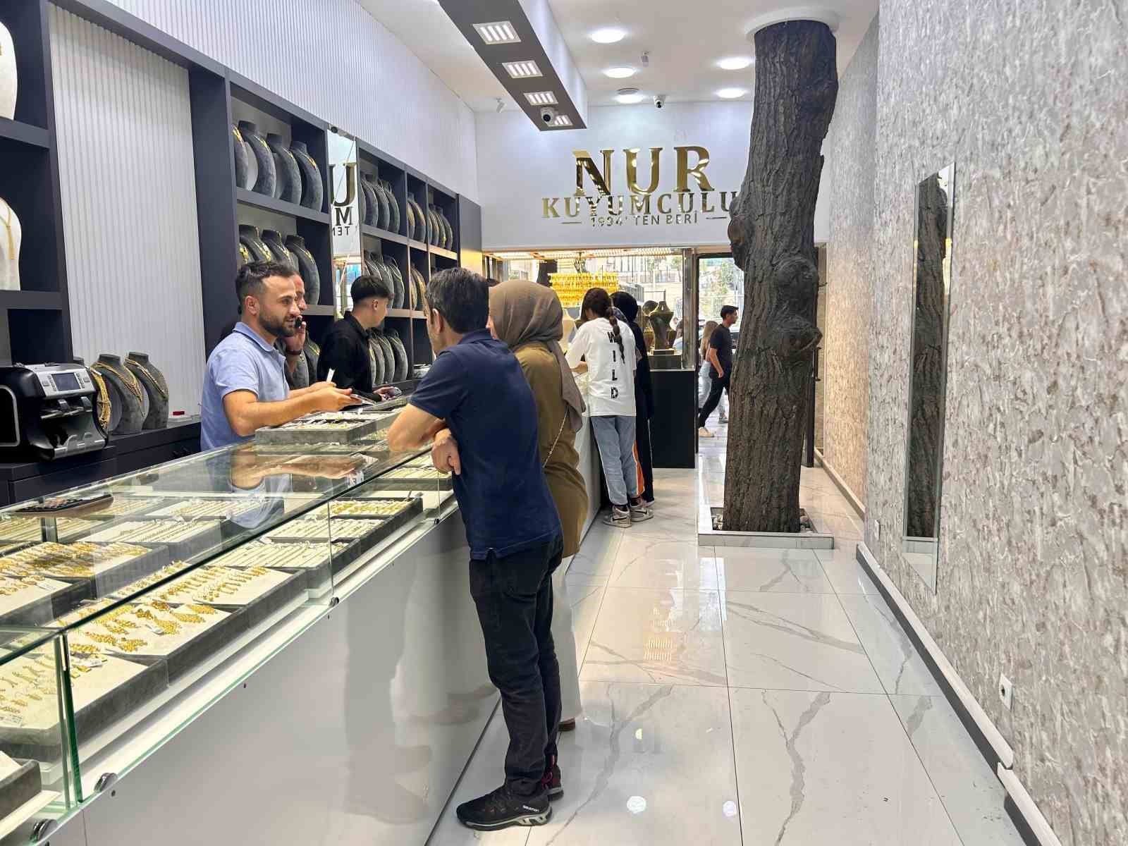 Van&rsquo;da asırlık ceviz ağacı iş yerinin ortasında yaşatılıyor
