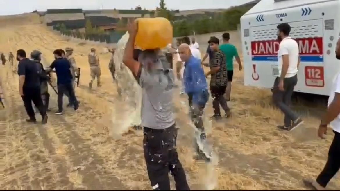 Kaçak yapıları yıkılan aileler kendini yakmaya çalıştı