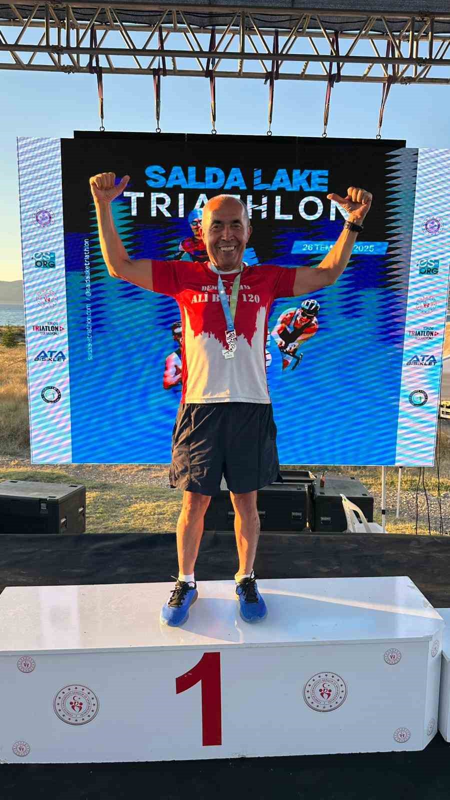 Türkiye’nin Maldivleri Salda Gölü’ndeki triatlon yarışlarında 76 yaşındaki ‘Demir Adam’ zirvede
