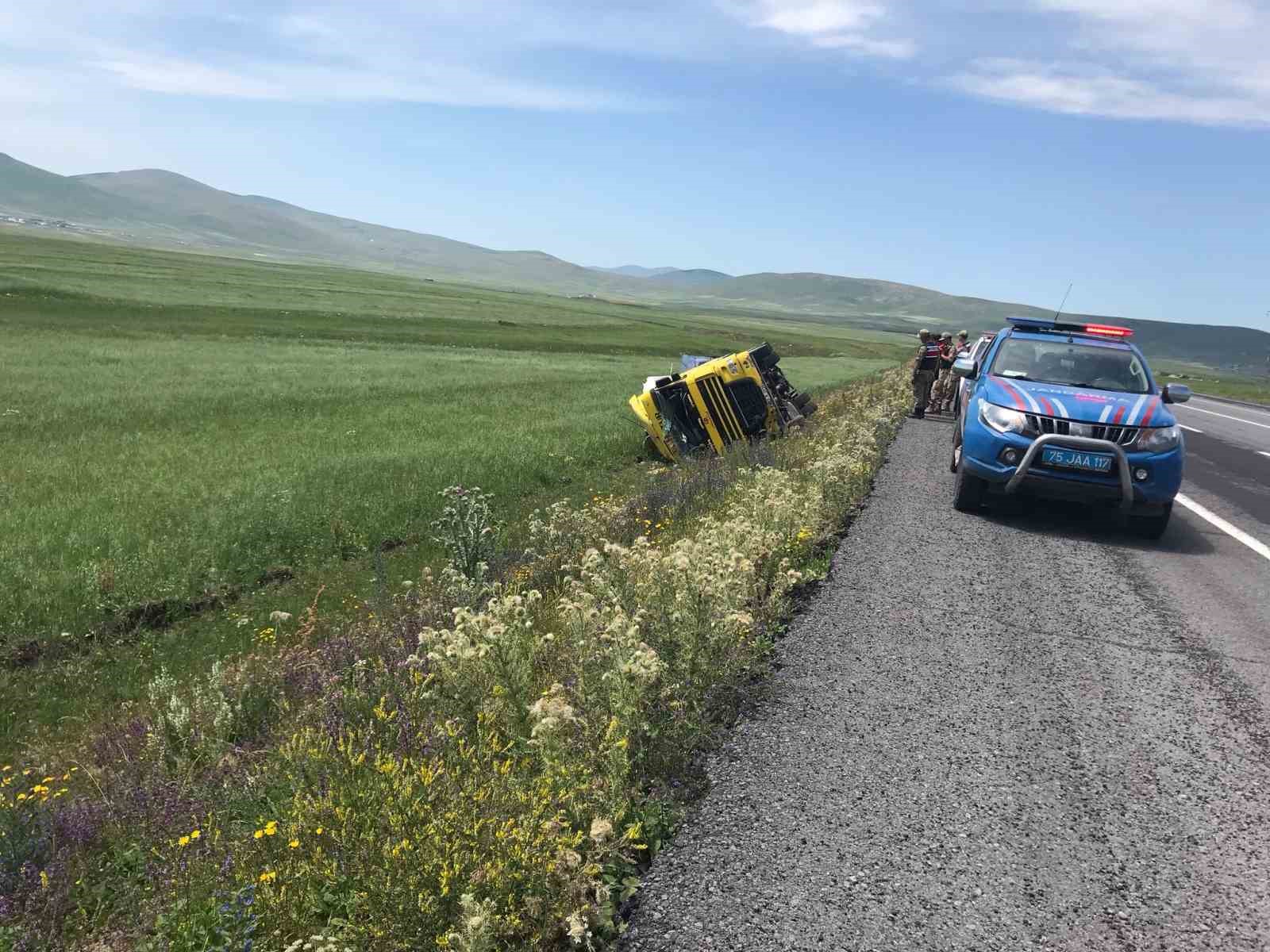 Ardahan’da tır şarampole devrildi: 1 yaralı