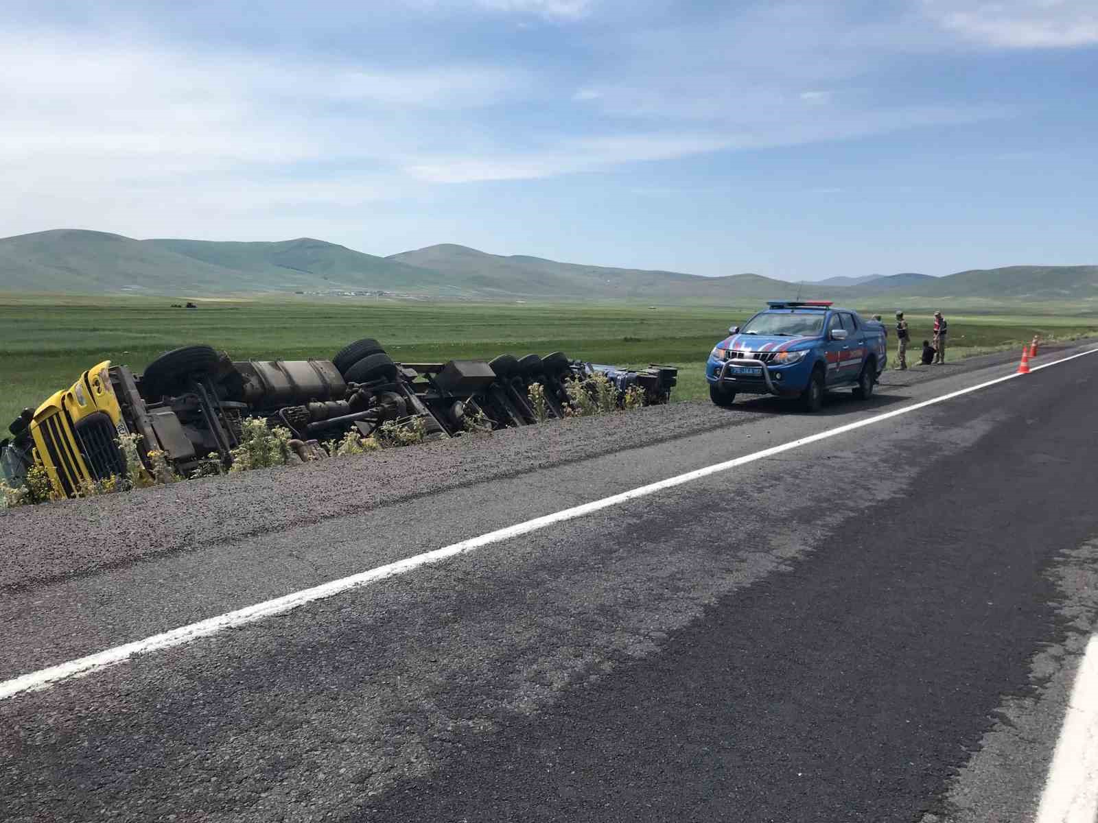 Ardahan&rsquo;da tır şarampole devrildi: 1 yaralı
