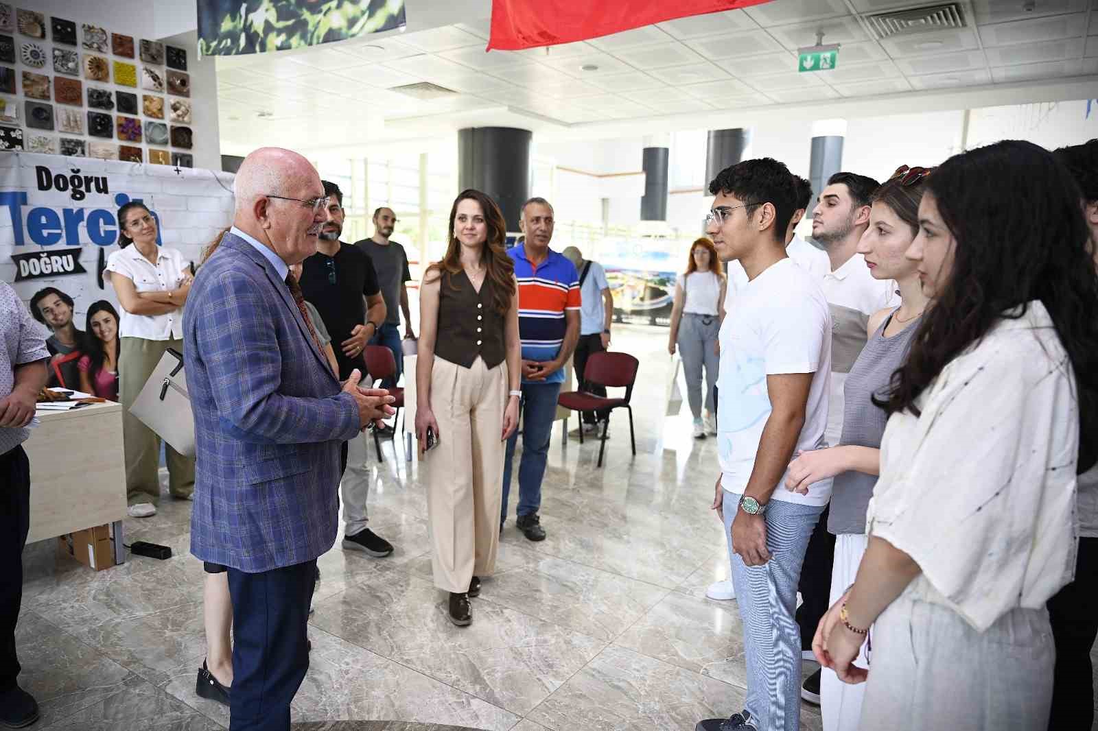 Rektör Savaş, aday öğrencilerle bir araya geldi