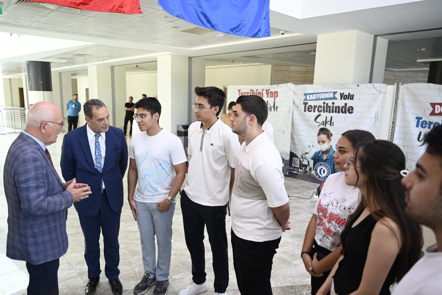 Rekt&ouml;r Savaş, aday &ouml;ğrencilerle bir araya geldi
