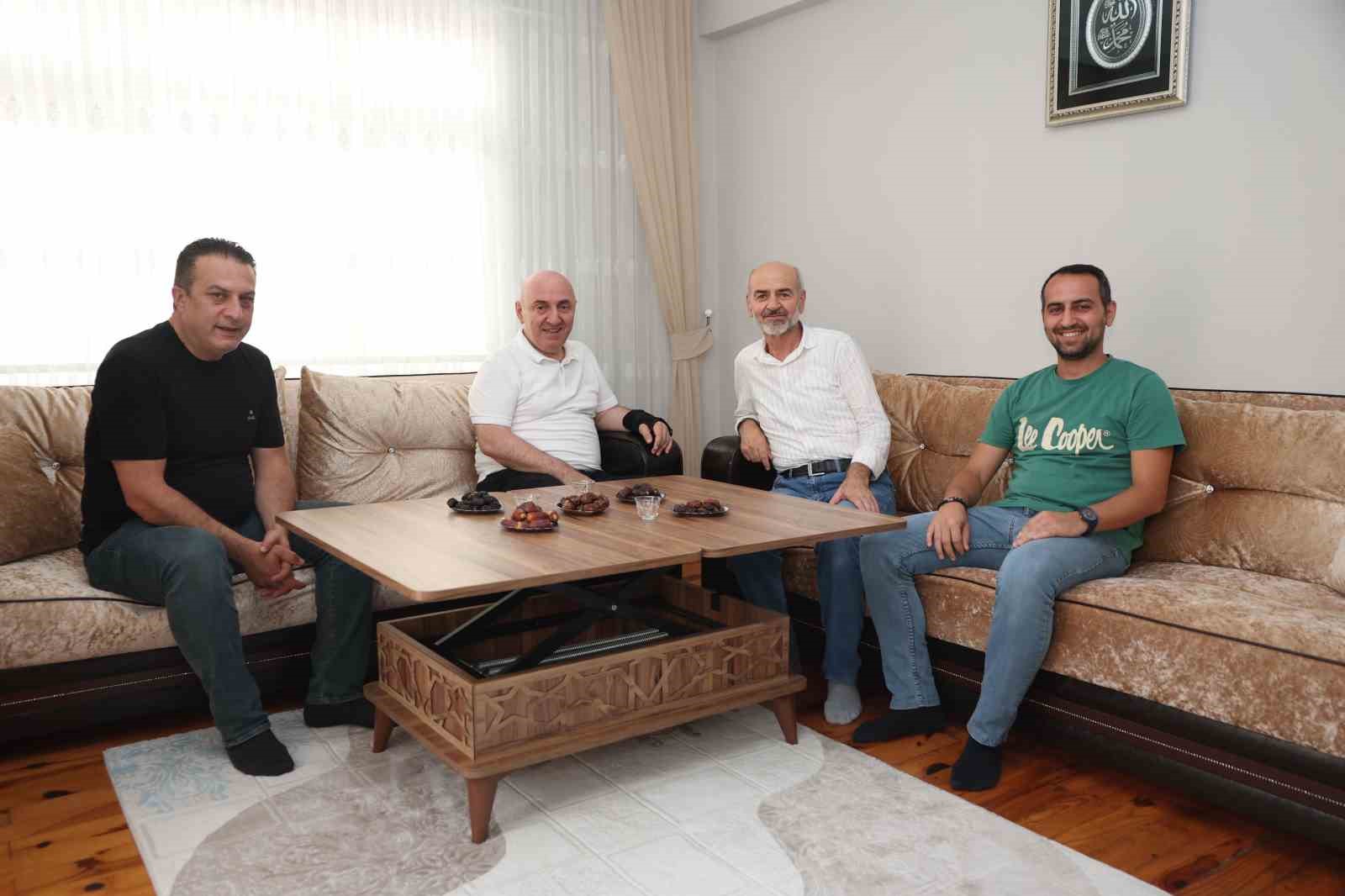 Darıca&rsquo;da hacdan d&ouml;nen vatandaşlara "hayırlı olsun" ziyareti
