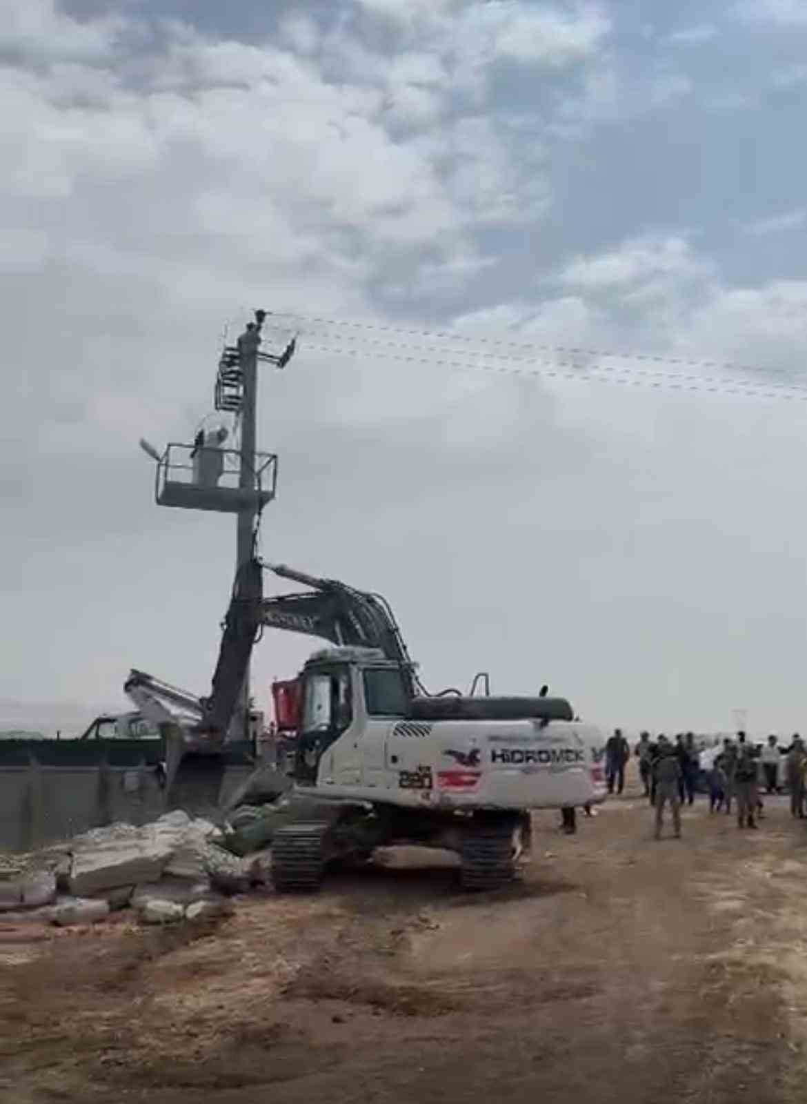 Batman&rsquo;da vatandaşların m&uuml;cadelesi yıkıma engel olamadı
