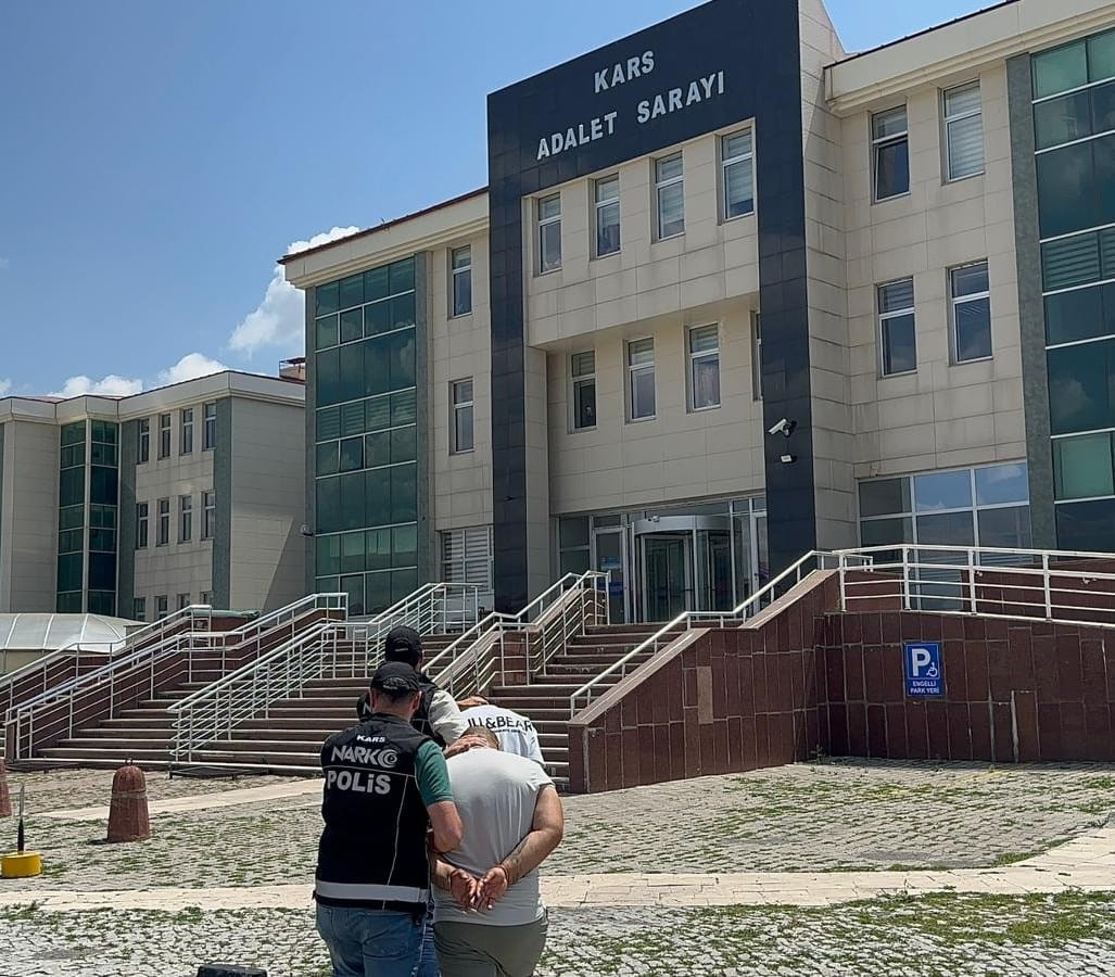 Kars&rsquo;ta uyuşturucu taciri 2 kişi tutuklandı
