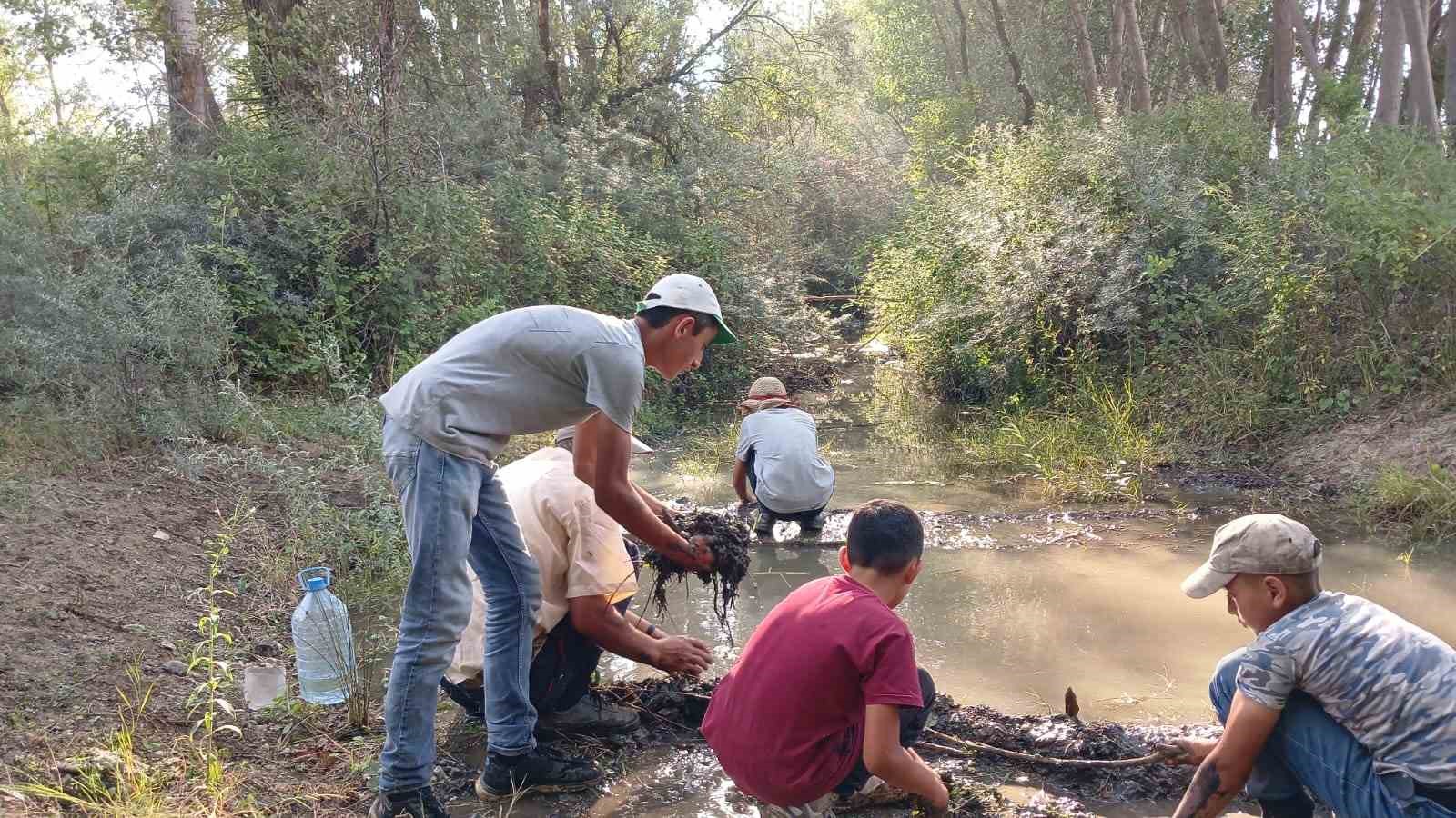 Hayvanları su içebilsin diye elleriyle mini gölet yaptılar