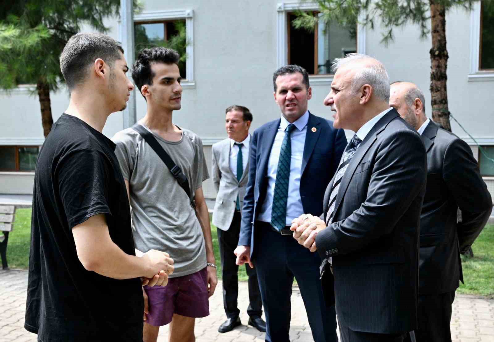 Vali Zorluoğlu, öğrenci yurtlarında incelemelerde bulundu