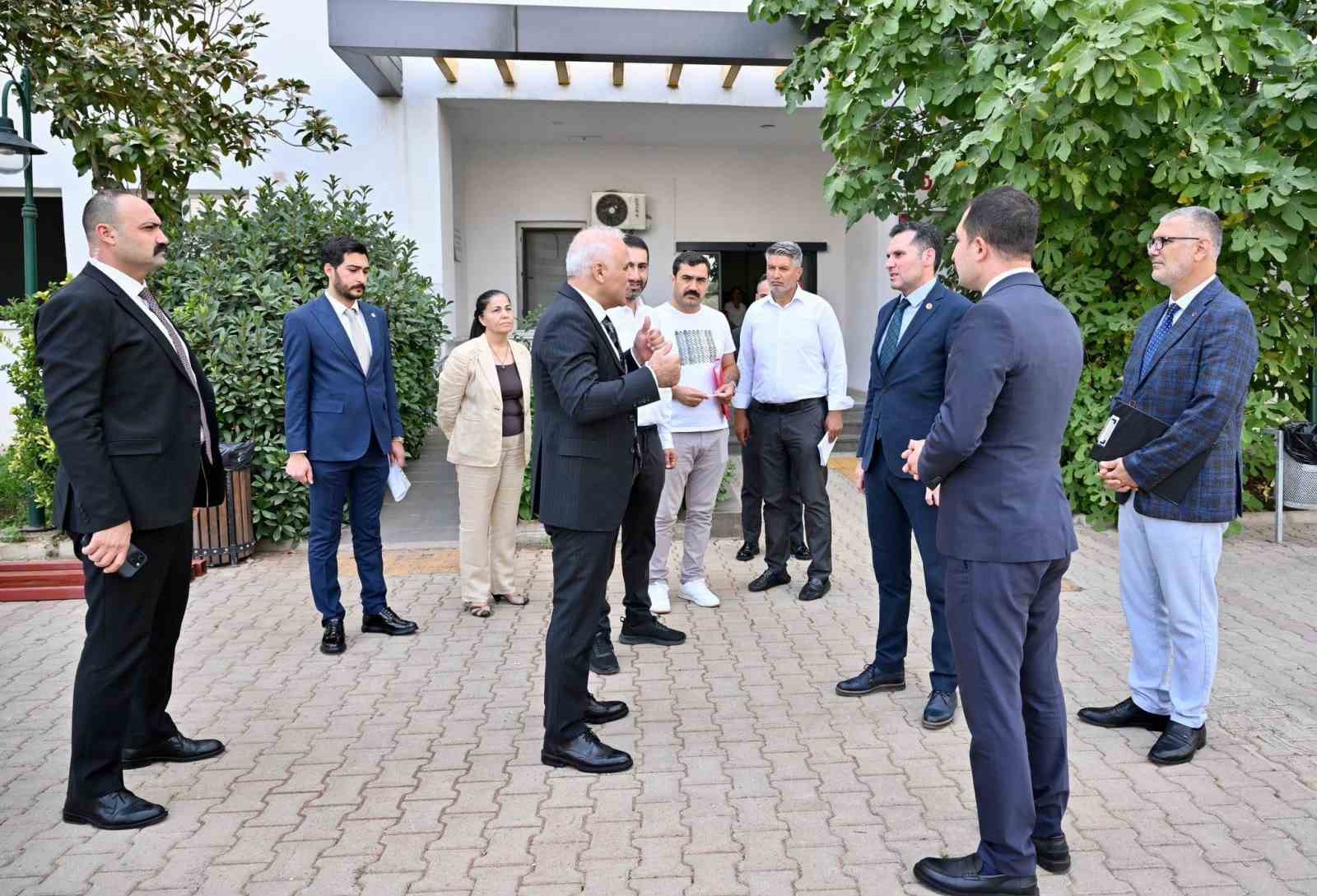 Vali Zorluoğlu, &ouml;ğrenci yurtlarında incelemelerde bulundu
