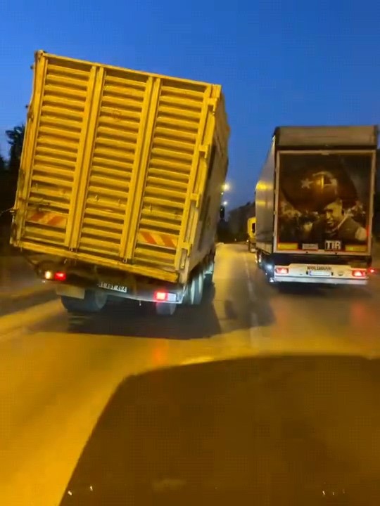 Trafikte tehlike saçan kamyon