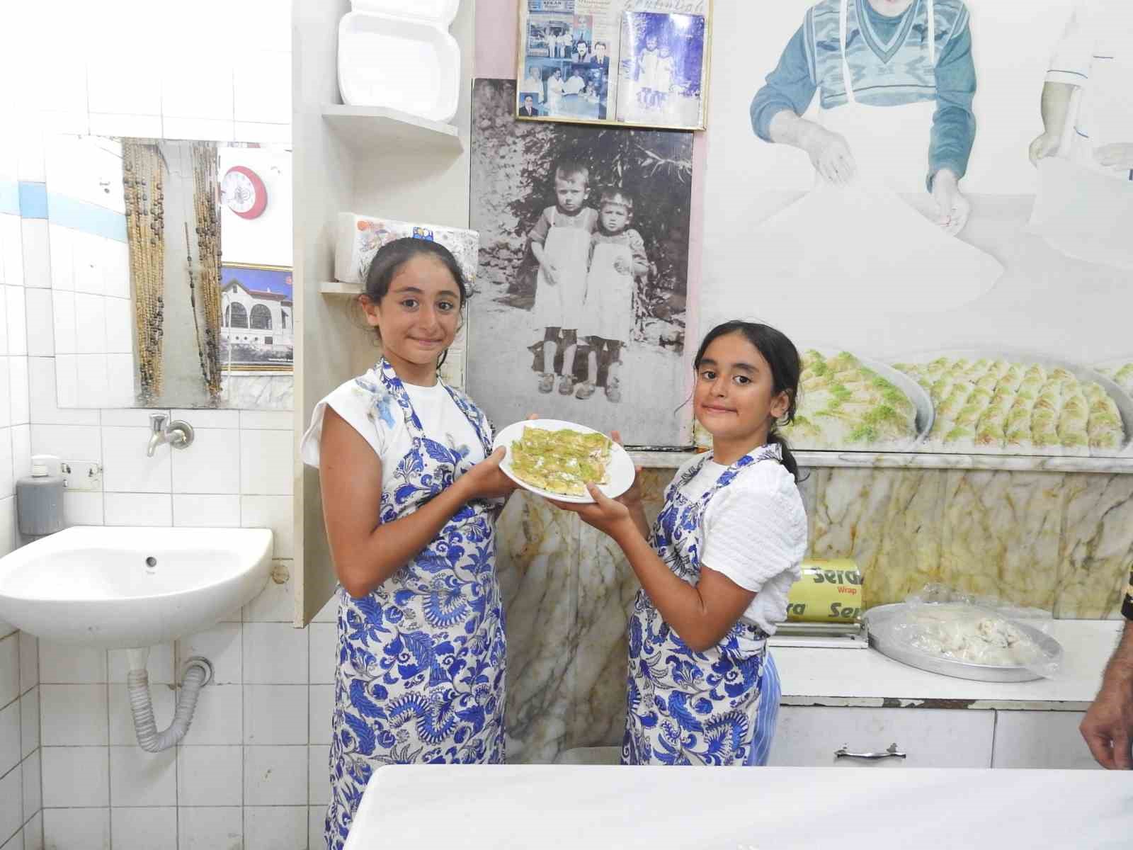 Kilis’te 5. kuşak minik ustalar, katmer yapmayı öğreniyor