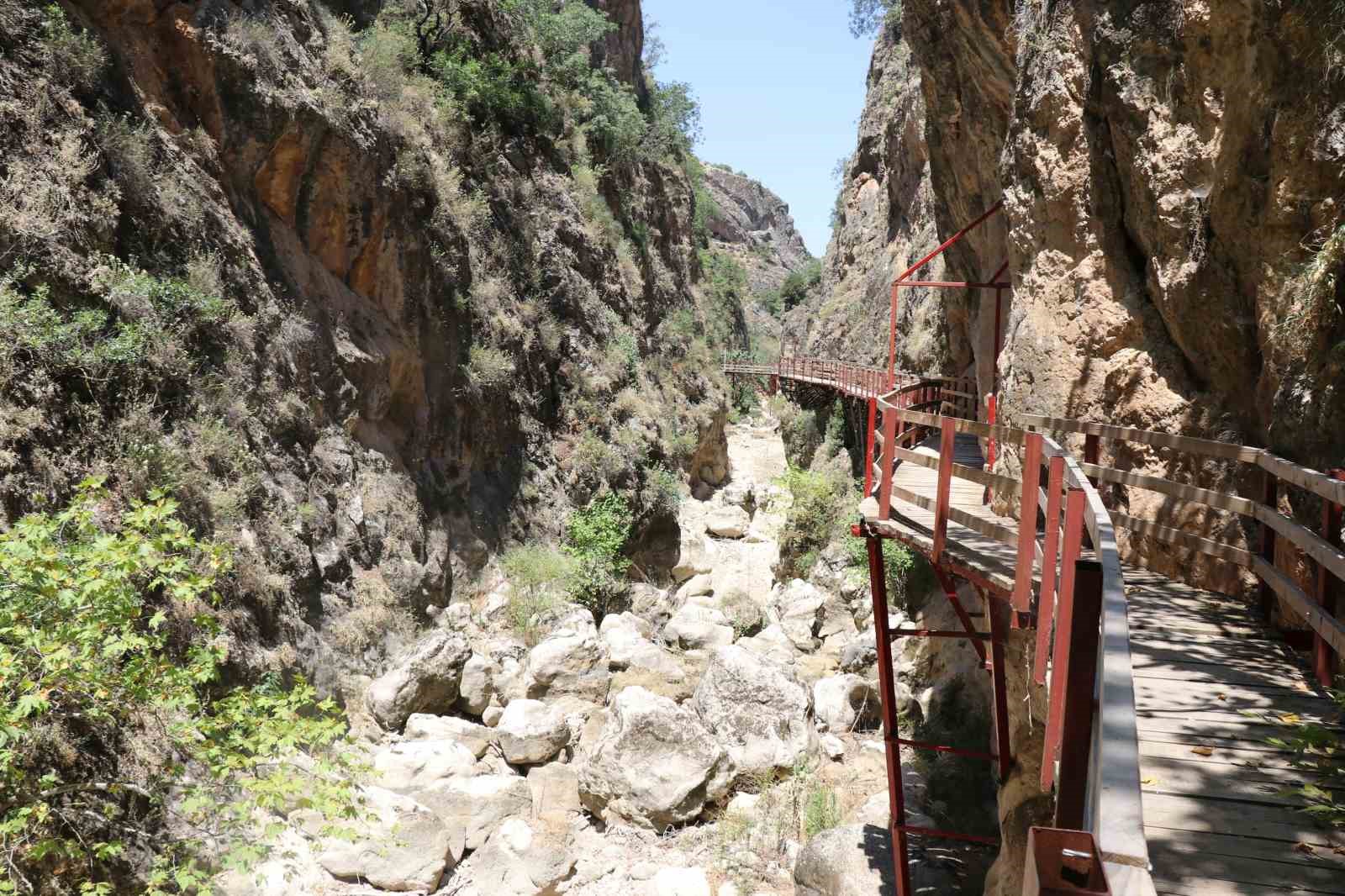 &Ccedil;al Kısık Kanyonu Menderes&rsquo;in kurumasıyla t&uuml;m ihtişamını kaybetti
