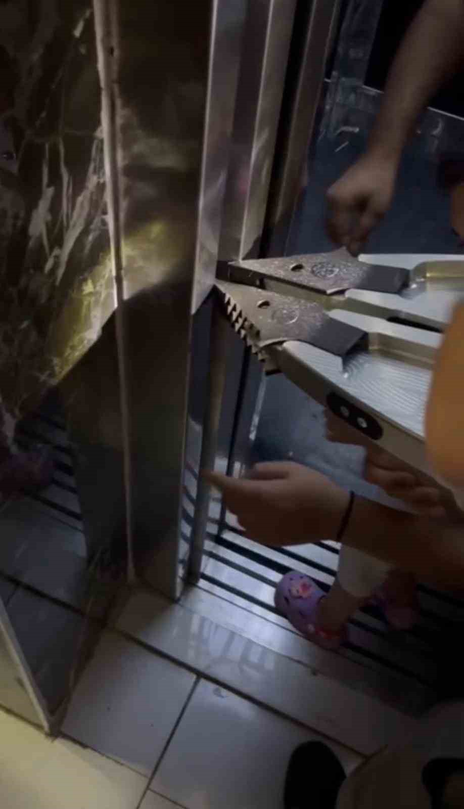 Kolu asansöre sıkışan çocuk kurtarıldı
