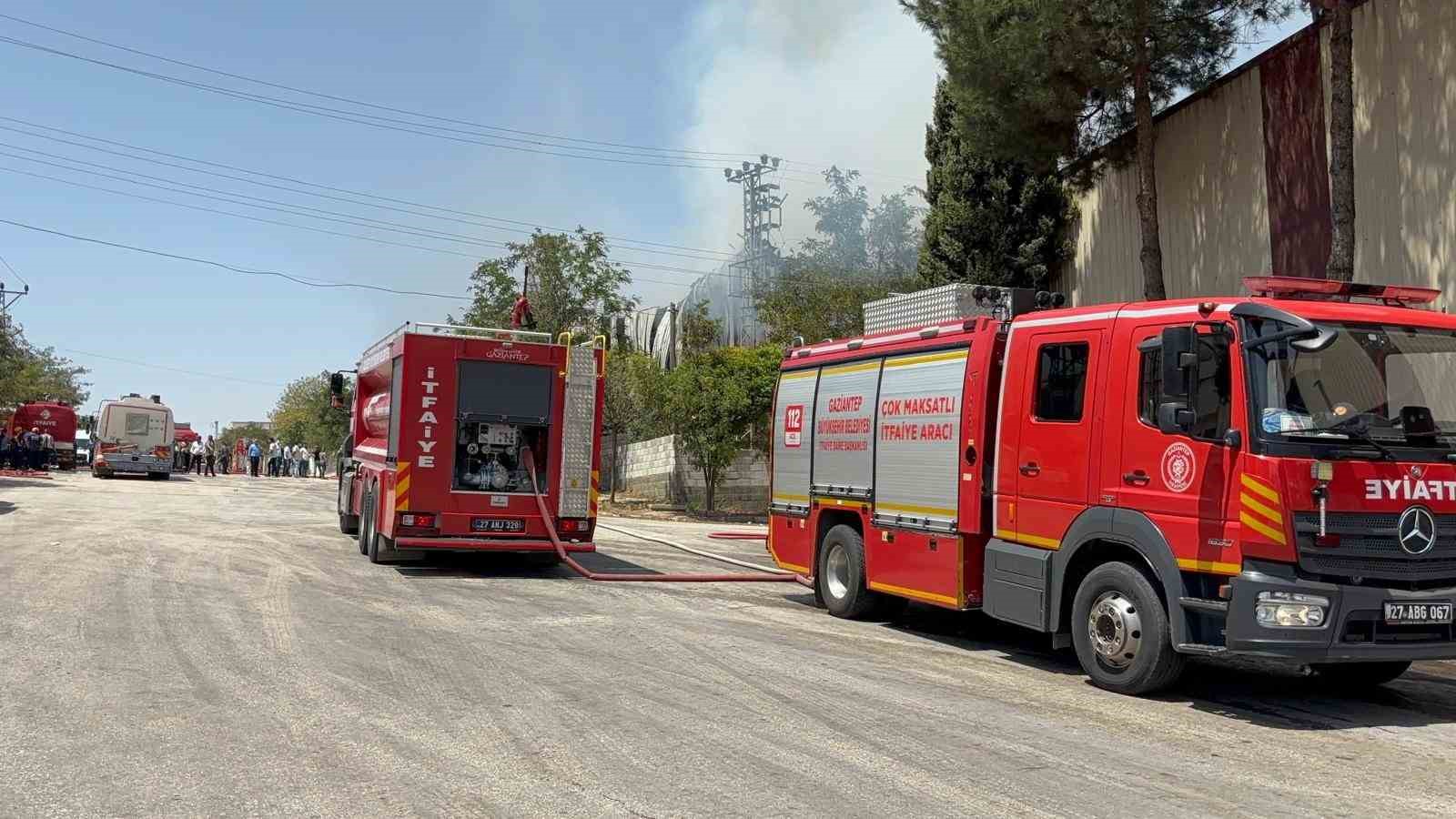 Gaziantep’te halı fabrikasındaki yangın söndürüldü
