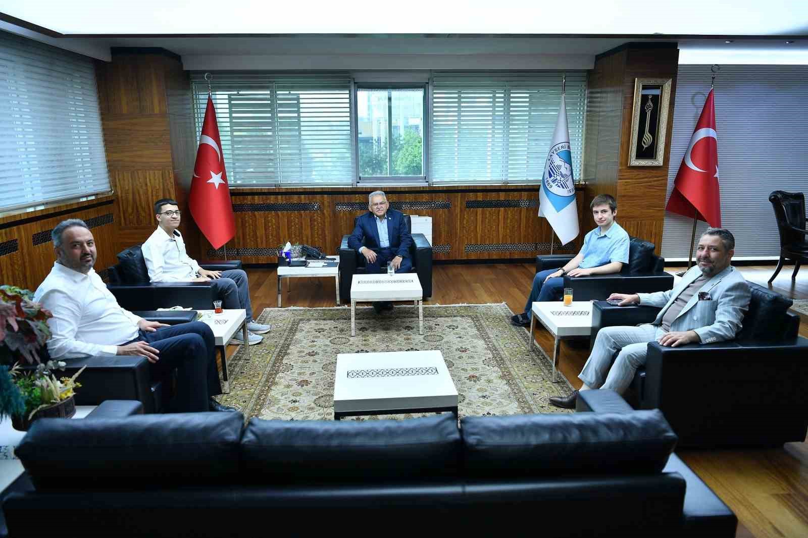 YKS’de Türkiye derecesi yapan öğrencilere tam destek