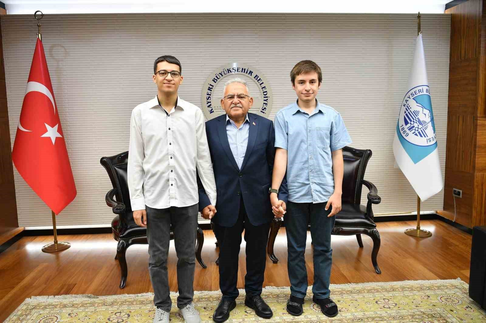 YKS&rsquo;de T&uuml;rkiye derecesi yapan &ouml;ğrencilere tam destek
