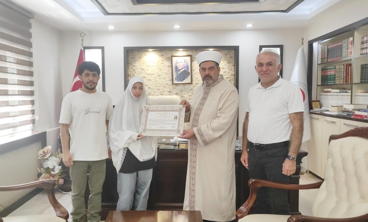 &Ccedil;ek asıllı kadın Batman&rsquo;da m&uuml;sl&uuml;man oldu
