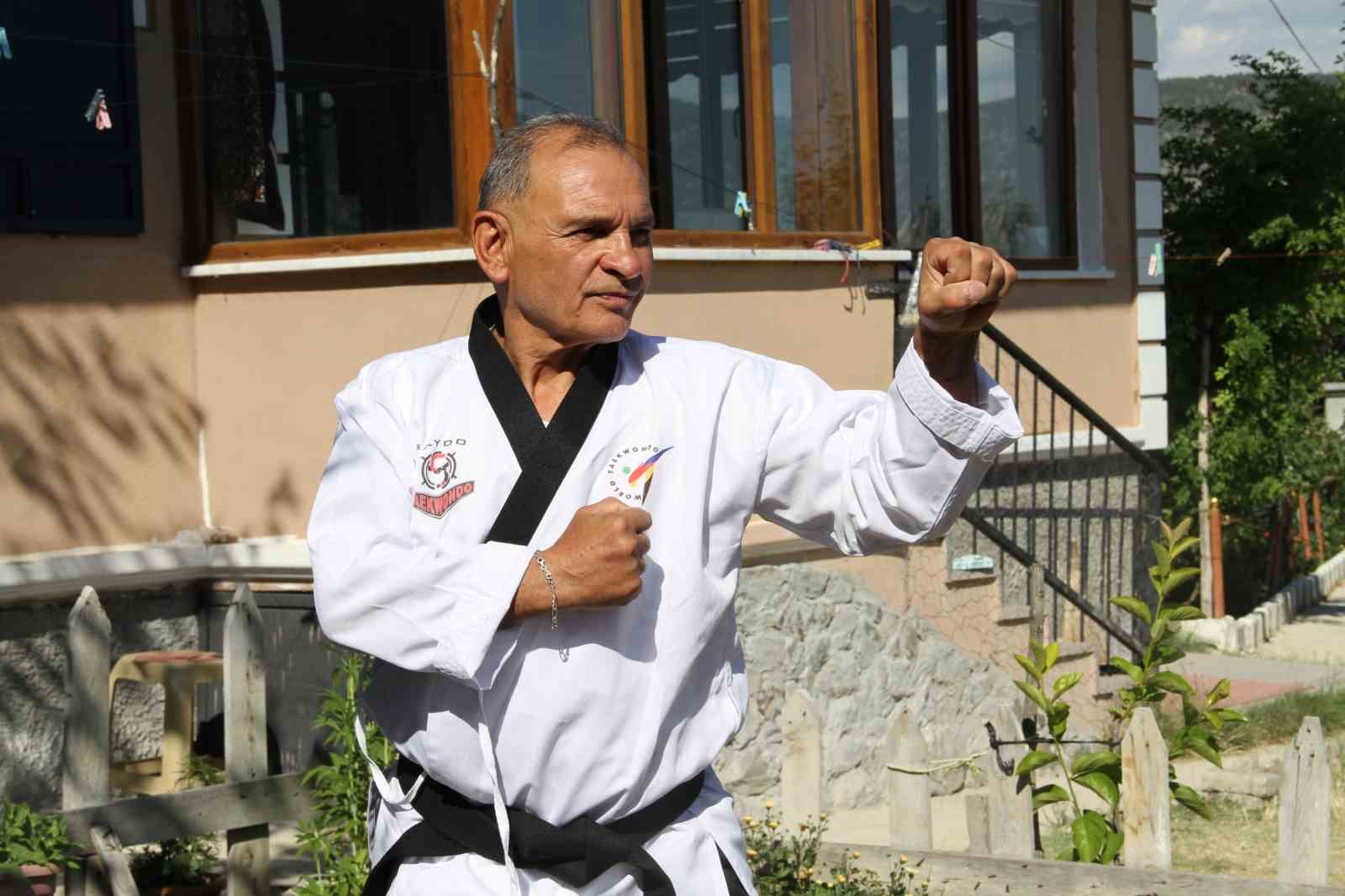 65 yaşındaki taekwondocu hareketleriyle gen&ccedil;lere taş &ccedil;ıkartıyor
