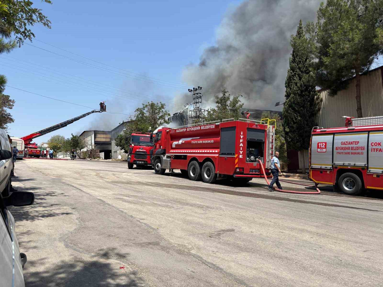 Gaziantep’te halı fabrikasındaki yangın kontrol altına alındı