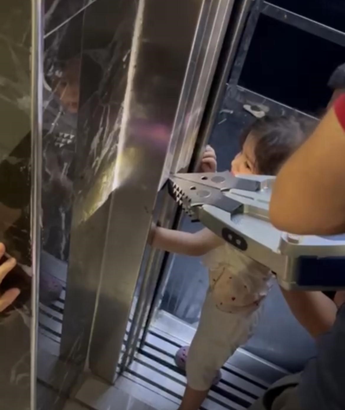 Kolu asansöre sıkışan çocuk kurtarıldı