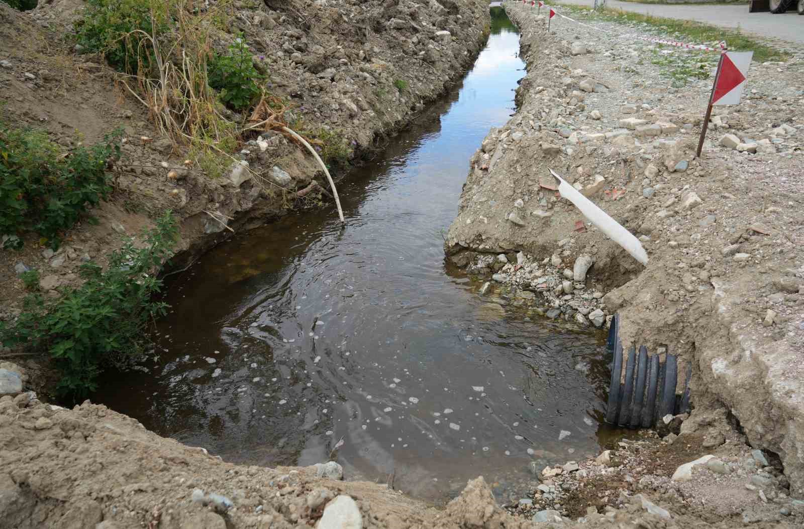 Kastamonu&rsquo;da &ccedil;alıştırılmadığı iddia edilen arıtma tesisi vatandaşları isyan ettirdi: "Bu kokunun ve pisliğin i&ccedil;inde kaldık"
