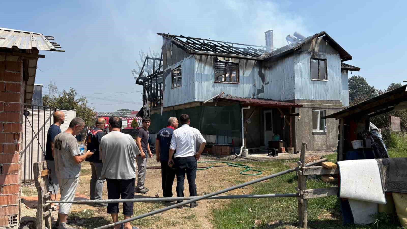 Sakarya’da iki katlı ev alev topuna döndü