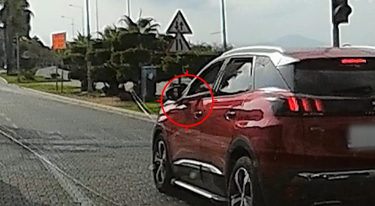 Kamerayla yere izmarit attığı tespit edilen s&uuml;r&uuml;c&uuml;lere ceza yağdı
