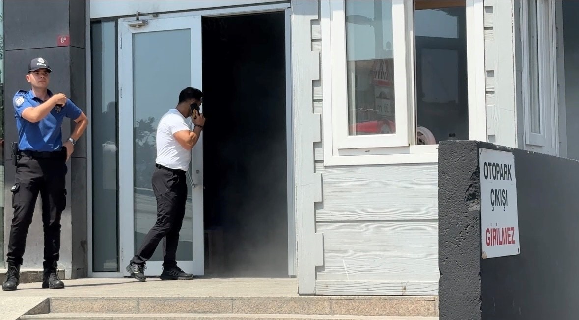 Şişli Kaymakamlığı Tapu M&uuml;d&uuml;rl&uuml;ğ&uuml;&rsquo;nde yangın paniği
