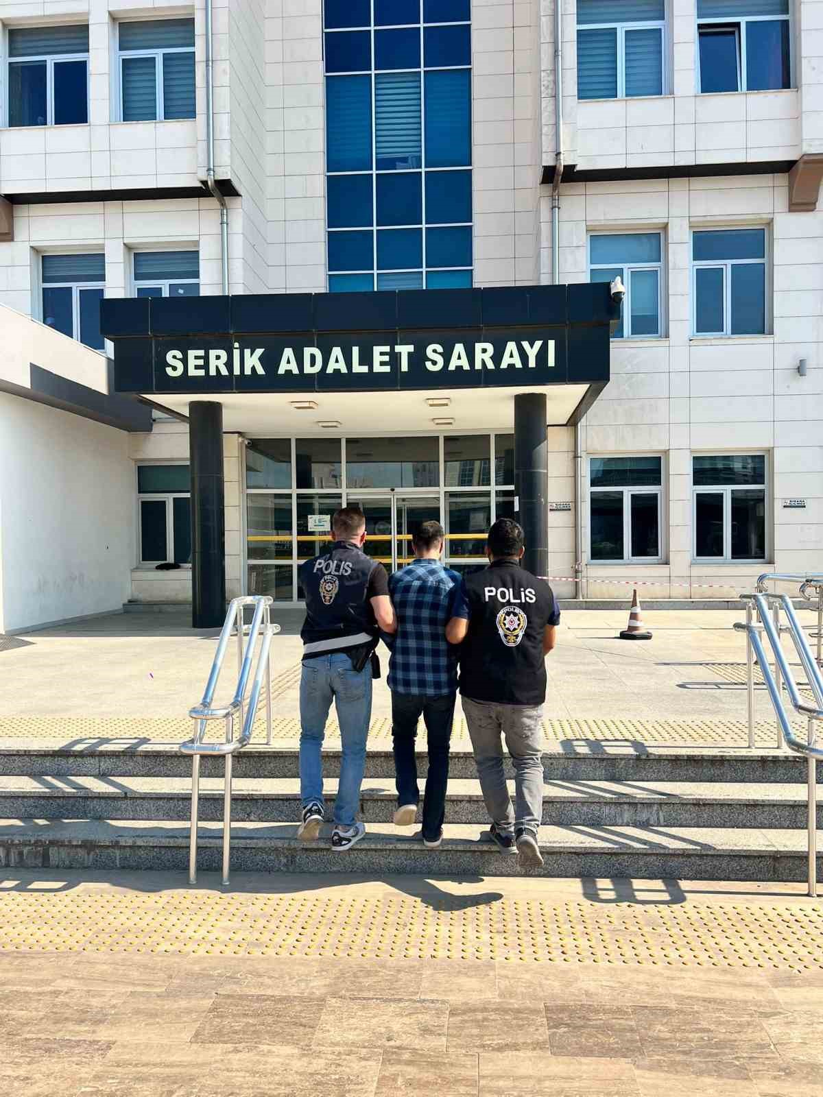 Villadan hırsızlık yapan ş&uuml;pheli, &ccedil;alıntı eşyalarla birlikte Alanya&rsquo;da yakalandı
