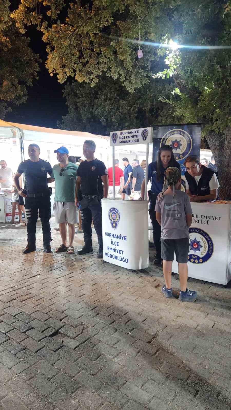Burhaniye Polisi Kitap Fuarını fırsata çevirdi