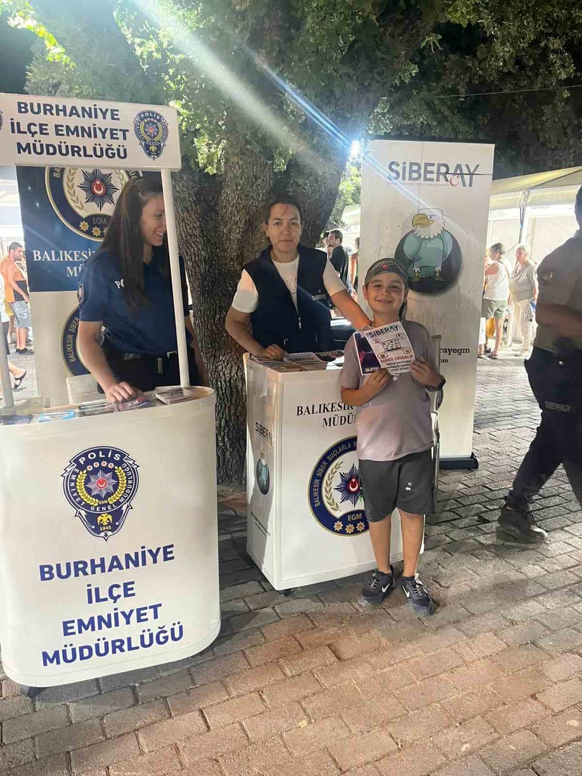 Burhaniye Polisi Kitap Fuarını fırsata &ccedil;evirdi

