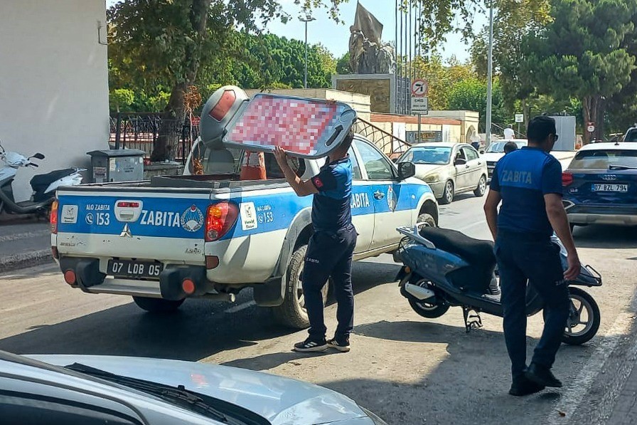 Manavgat Belediyesi, kamu alanlarını işgal eden uygulamalara karşı denetimlerini sürdürüyor