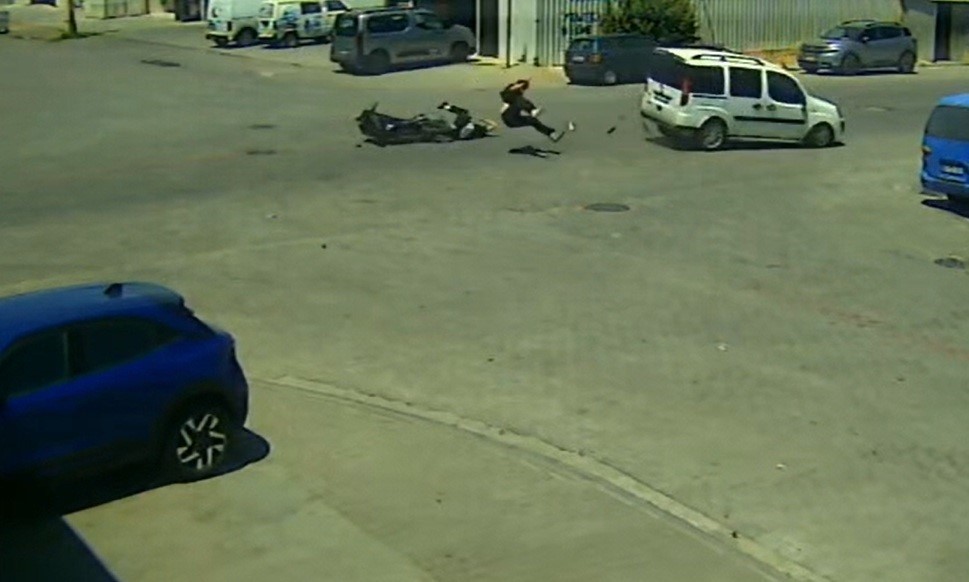 Ticari araçla çarpışan motosikletteki yolcu ve sürücü ağır yaralandı