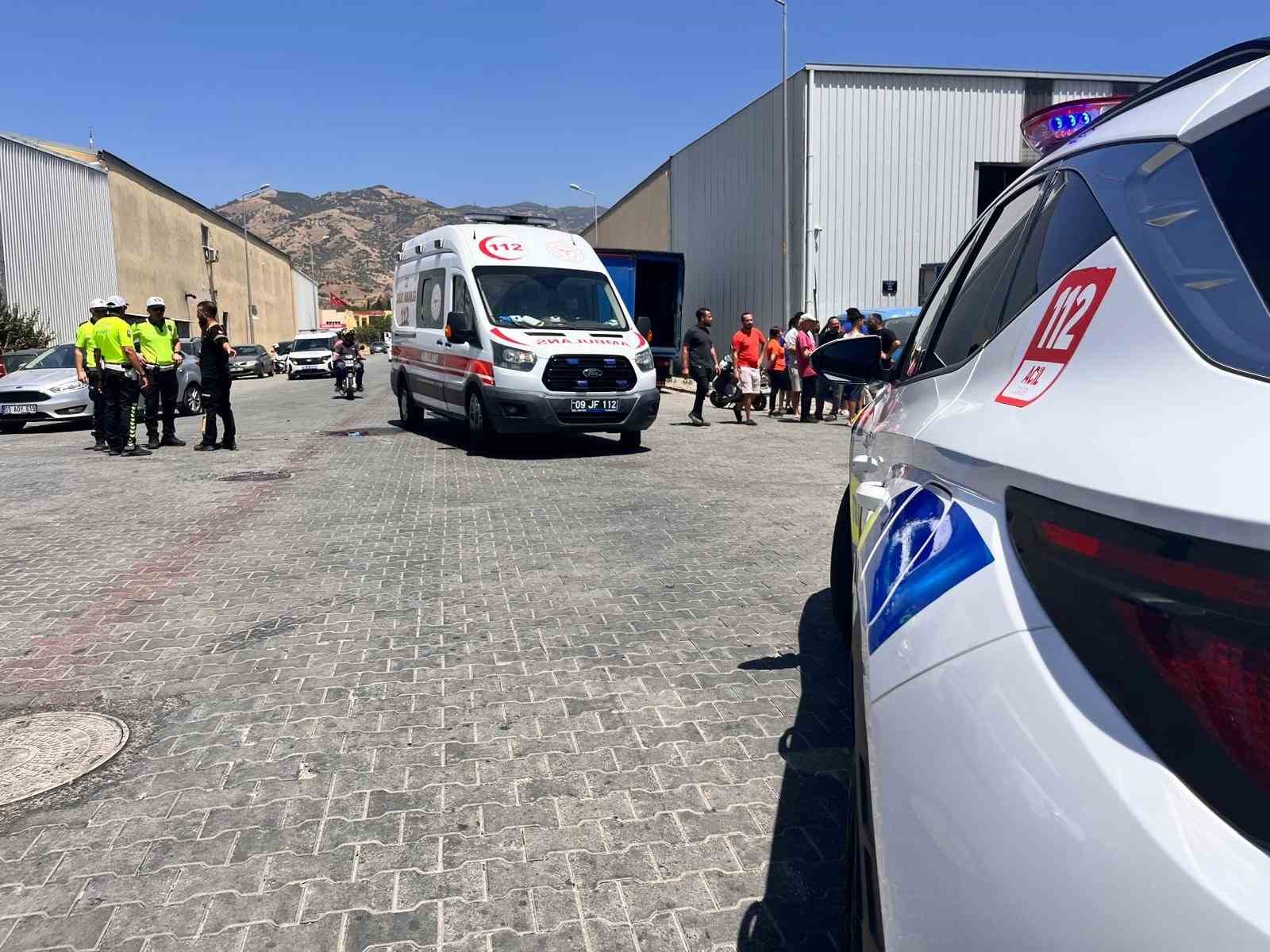 Ticari ara&ccedil;la &ccedil;arpışan motosikletteki yolcu ve s&uuml;r&uuml;c&uuml; ağır yaralandı
