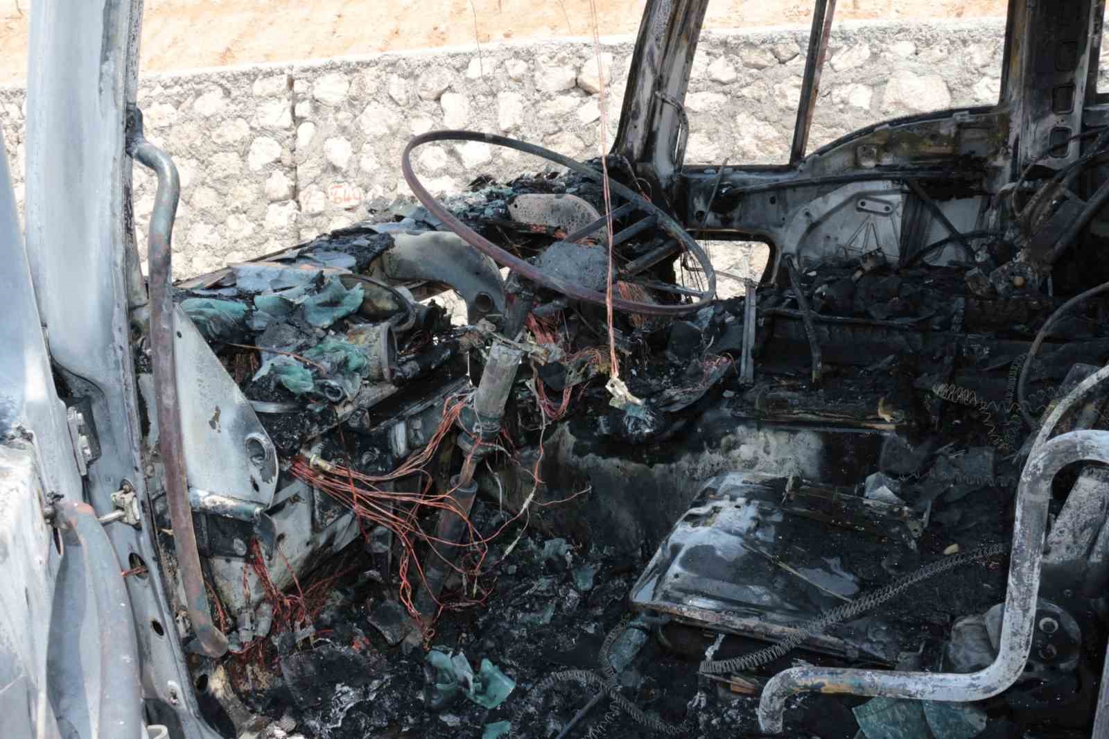 Cizre’de seyir halindeki tır alevlere teslim oldu