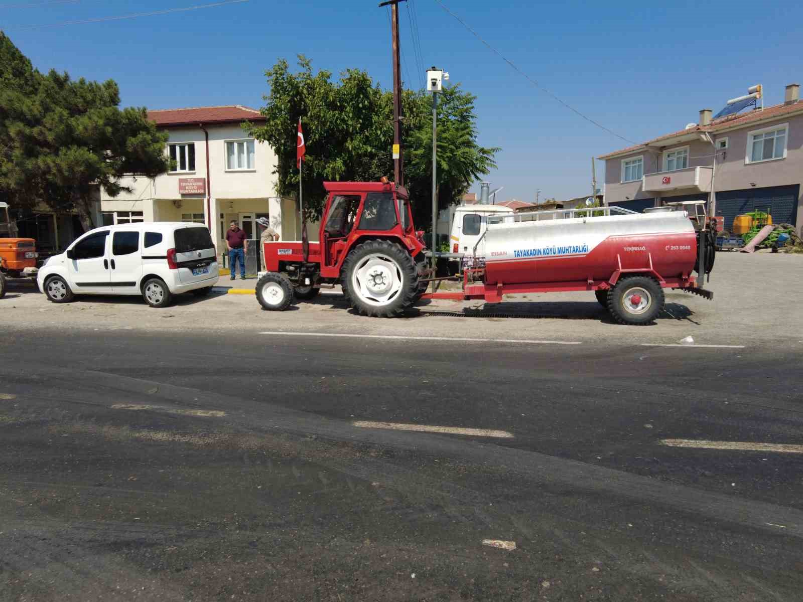 Köylüler traktör ve su tankerleriyle sırayla yangın nöbeti tutuyor