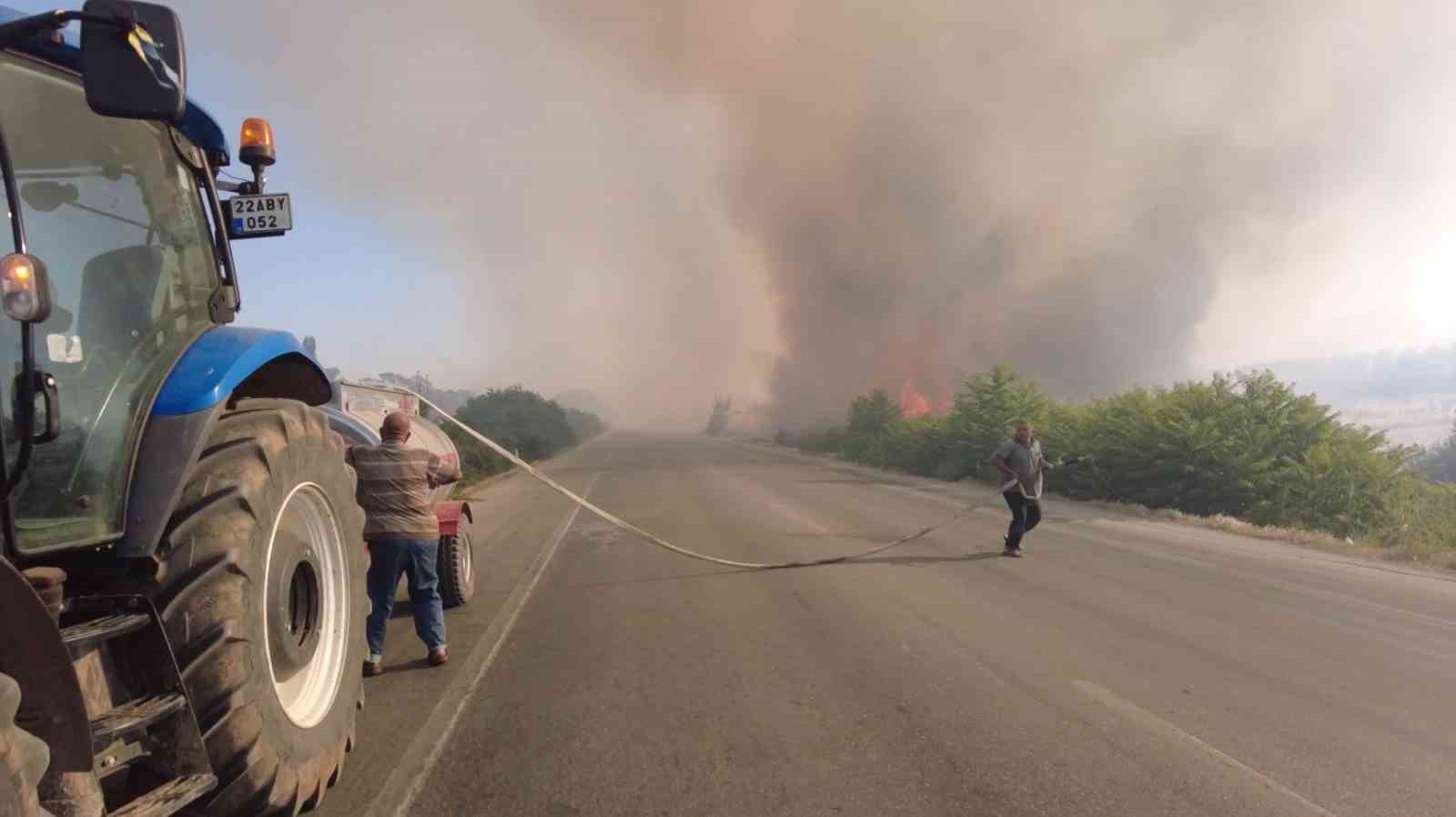 Köylüler traktör ve su tankerleriyle sırayla yangın nöbeti tutuyor
