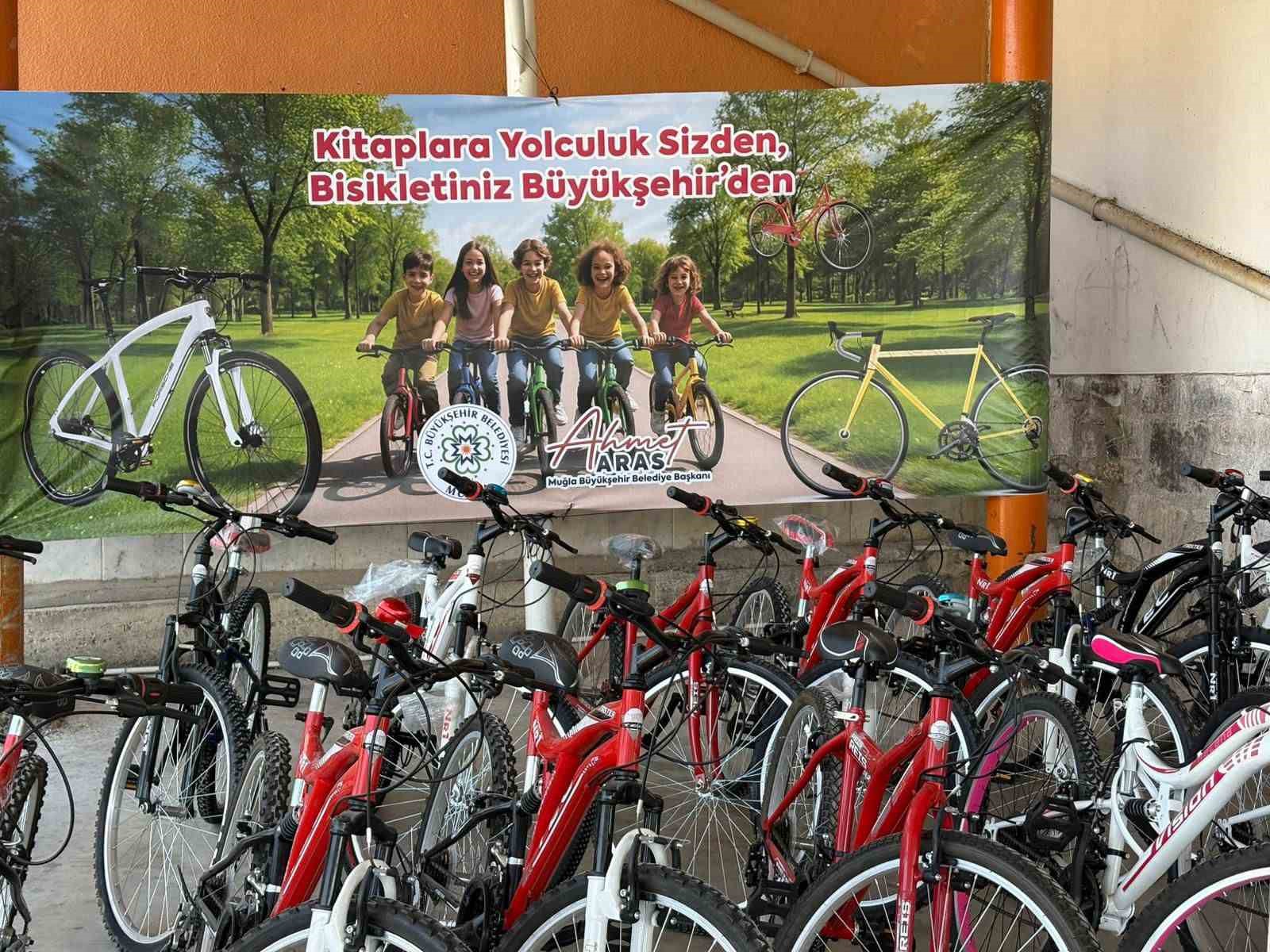 Muğla Büyükşehir Belediyesi kitap okuyan çocukları sevindirdi