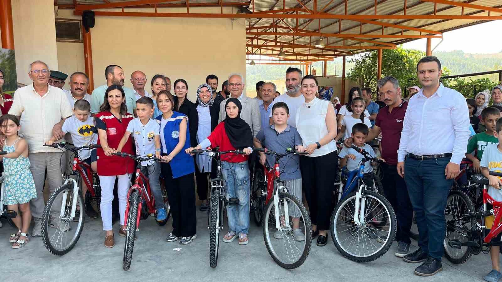 Muğla B&uuml;y&uuml;kşehir Belediyesi kitap okuyan &ccedil;ocukları sevindirdi
