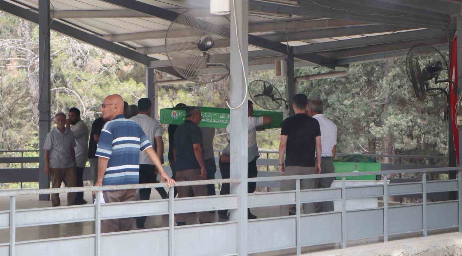 Cinnetin bıraktığı acı: Anne ve kızı yan yana, baba ayrı noktaya defnedildi