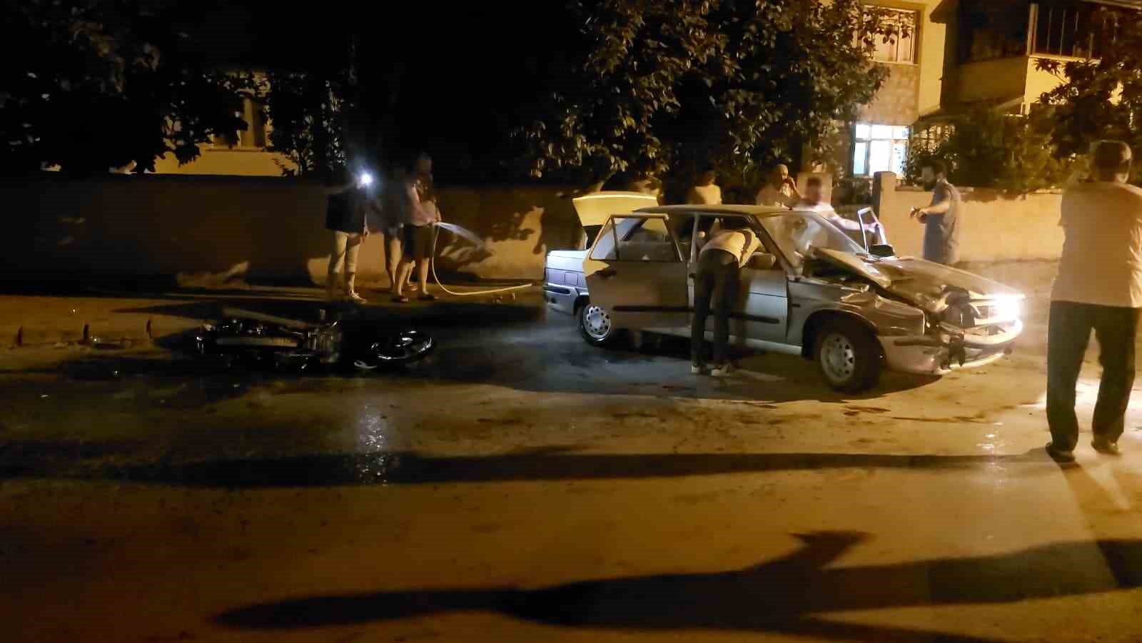 Otomobil ile motosiklet kazasında panik anları
