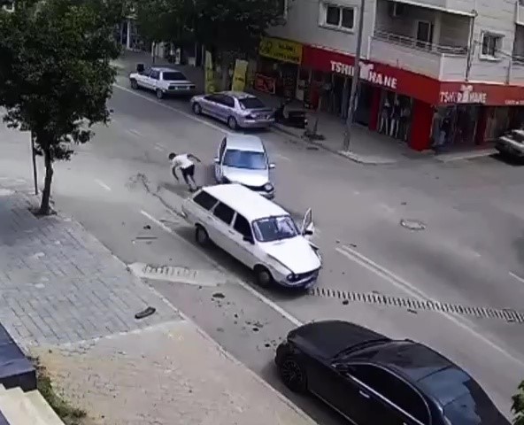 Adana’da sürücü kaza sırasında açılan kapıdan inip koşarak uzaklaştı