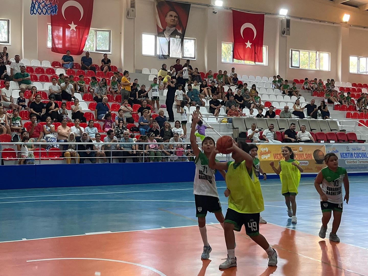 Minikler basketbol turnuvasında ter döktü