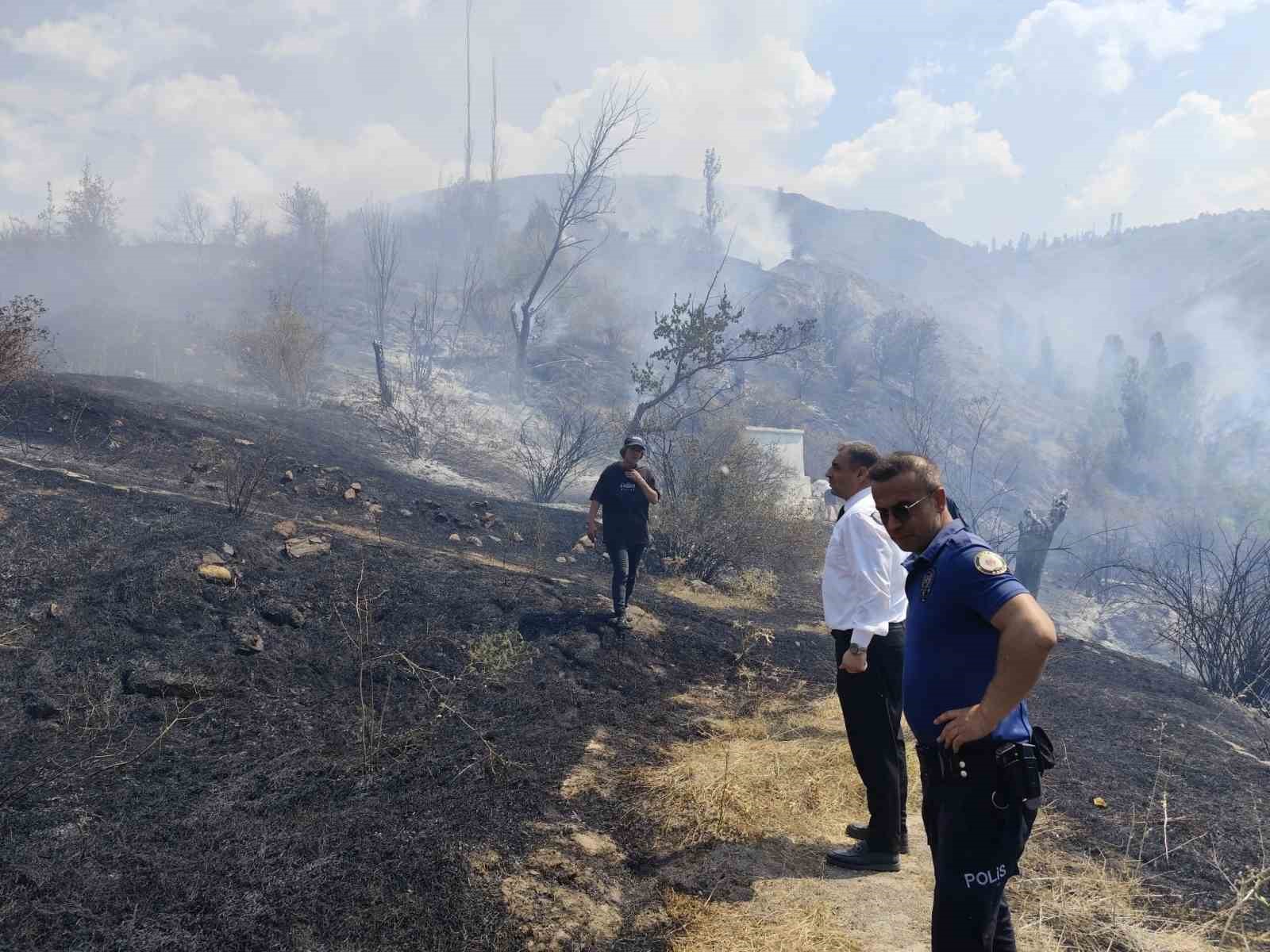 Sivas’ta çıkan yangında 12 ev zarar gördü, alevler ormana sıçramadan kontrol altına alındı