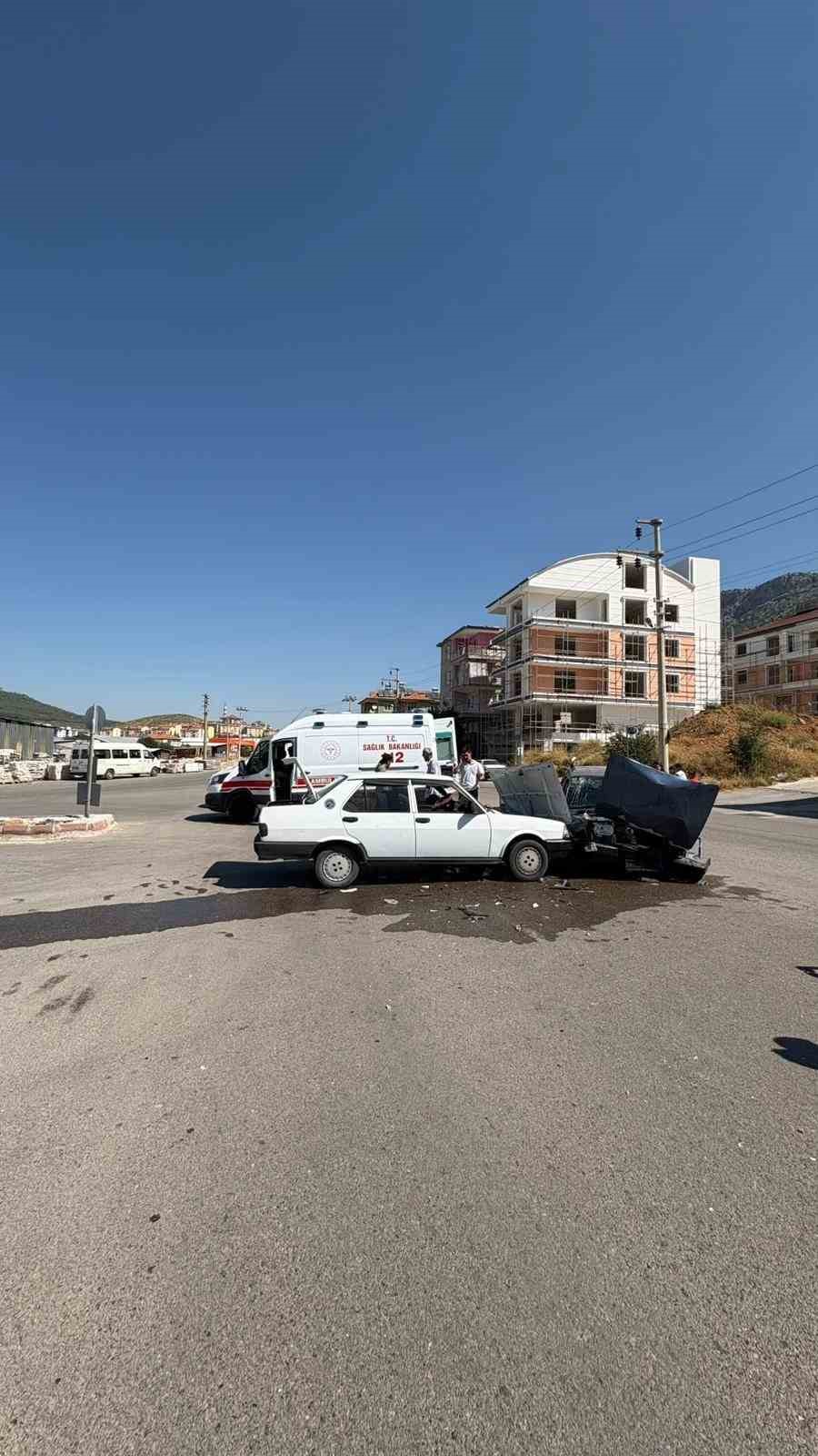 Bucak&rsquo;ta Tofaş otomobiller &ccedil;arpıştı: 5 yaralı
