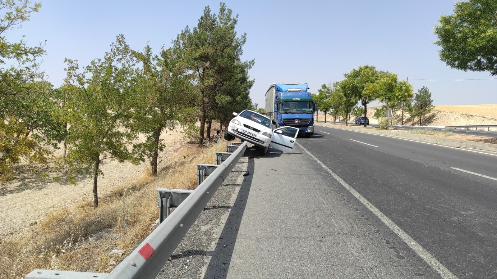 Tırın çarptığı otomobil demir bariyerin üzerine çıktı: 3 yaralı