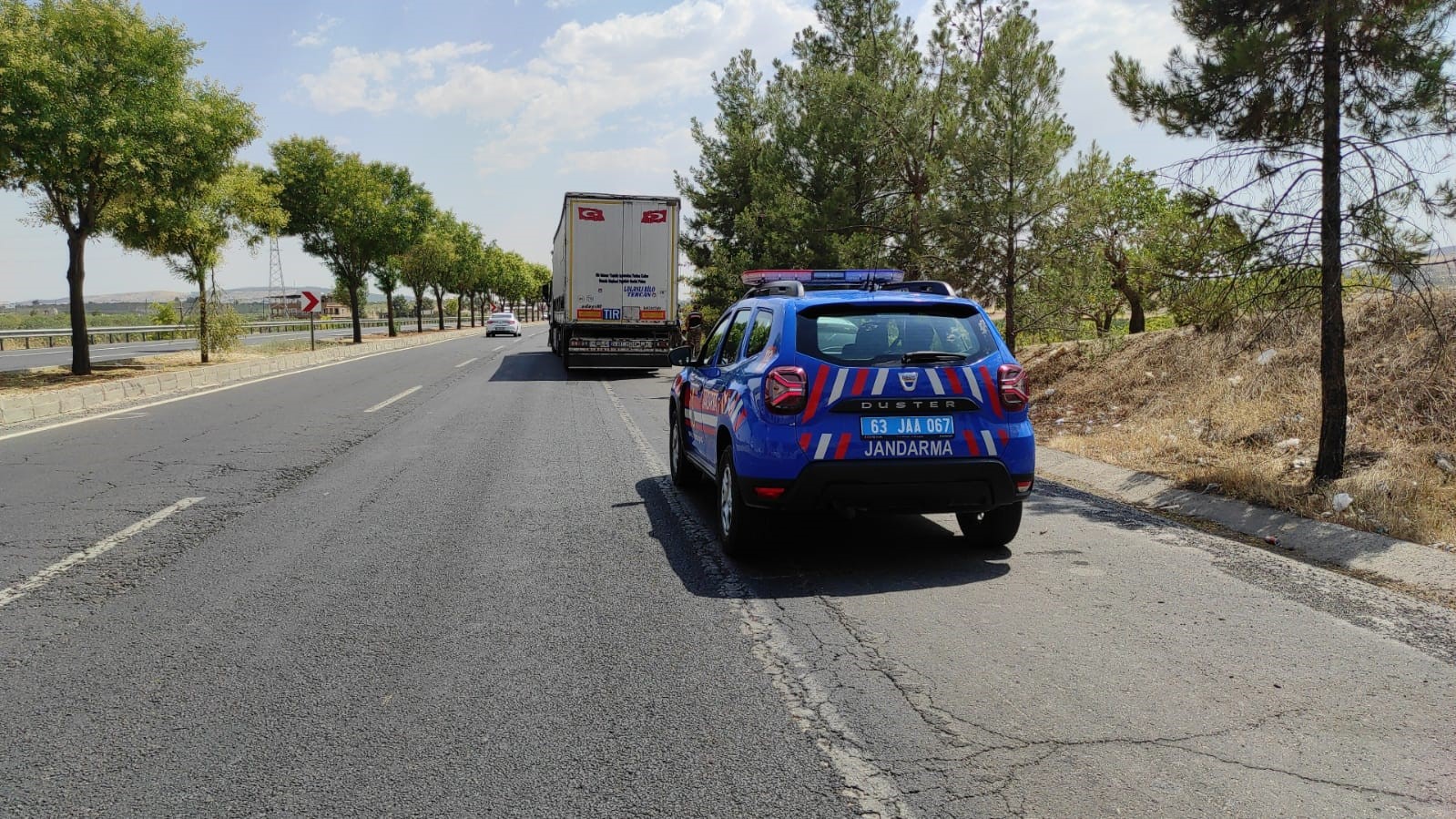 Tırın &ccedil;arptığı otomobil demir bariyerin &uuml;zerine &ccedil;ıktı: 3 yaralı
