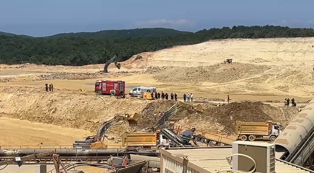 Çatalca’da kum ocağında göçük: İş makinesi atık su biriken alana düştü, operatörü kurtarma çalışmaları sürüyor