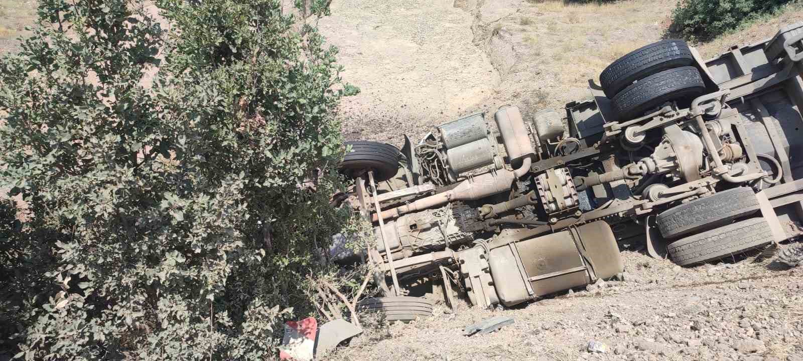 Elazığ’da tır devrildi: 1 yaralı